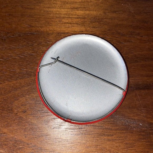 Vintage Topps Batty Button Pin 70s Red Round Trophy You Win Me - Picture 4 of 5